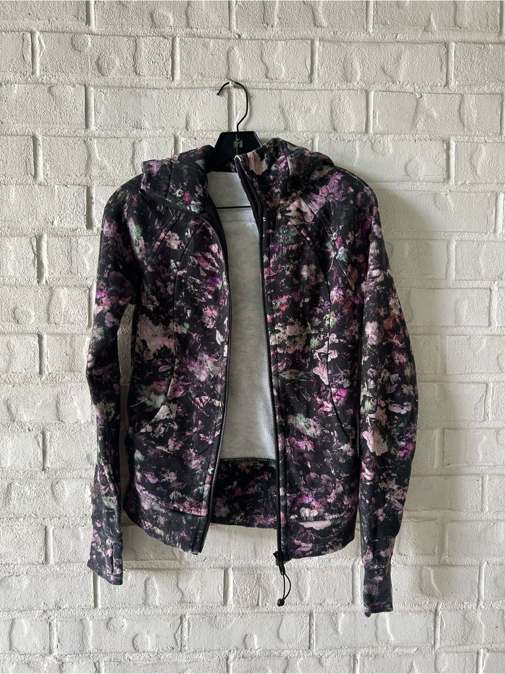 Lululemon Scuba Hoodie *Light Cotton Fleece
Floral Illusion Antique White Multi